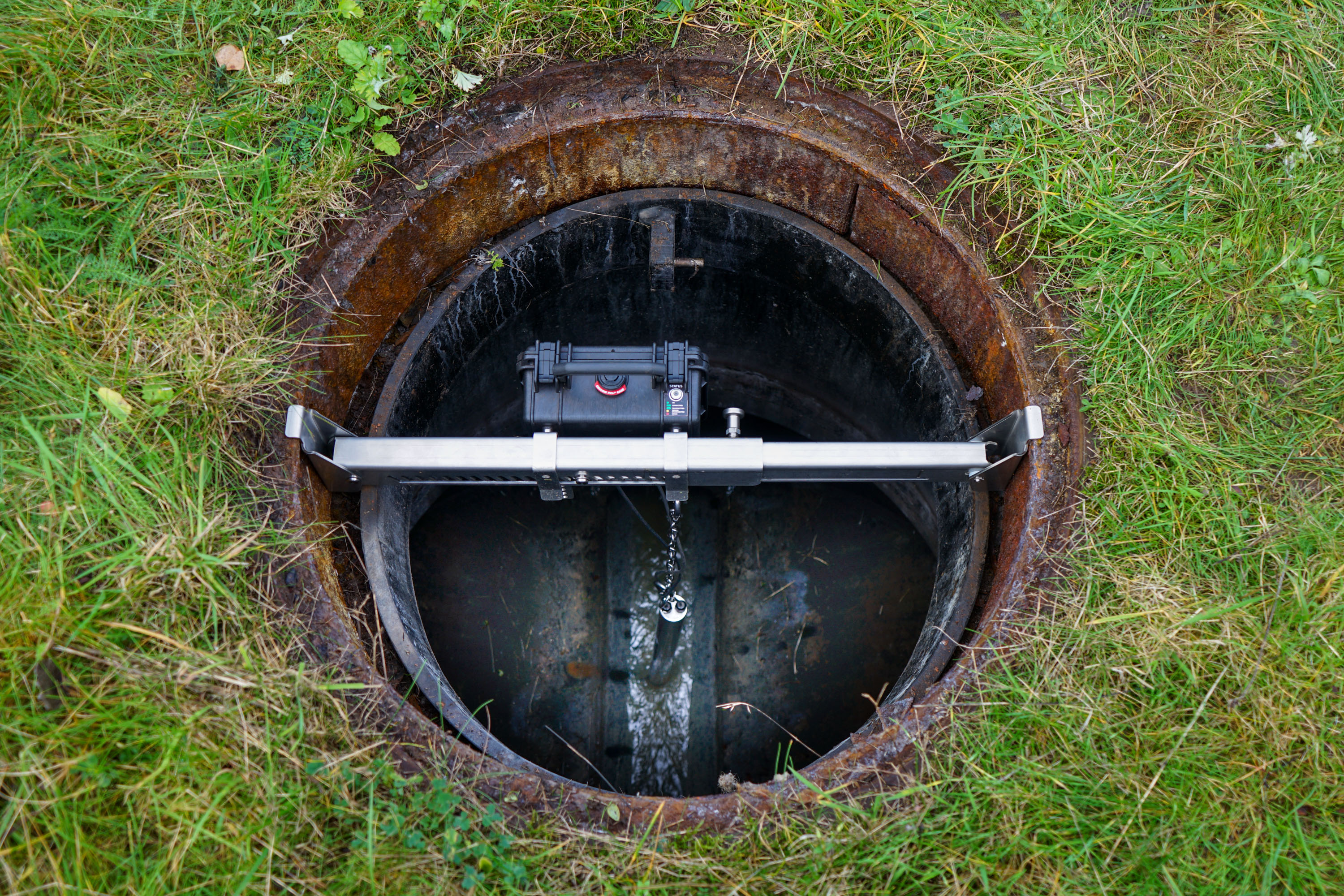 Temperatursensor i en brønd omringet af græs